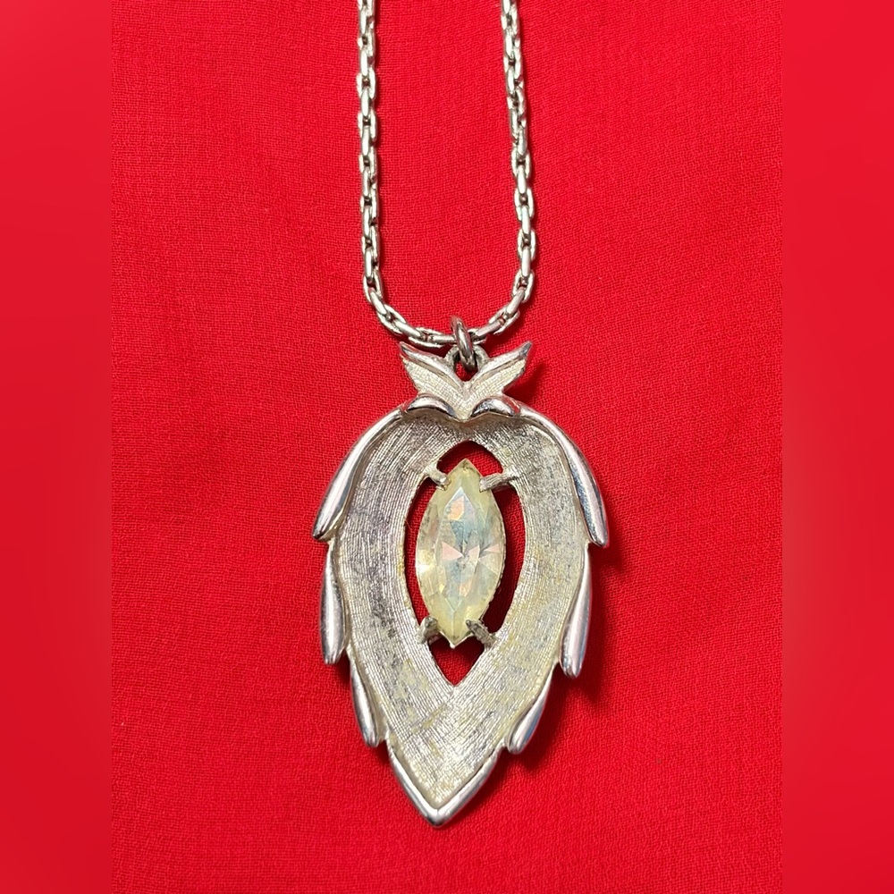 Sarah Coventry Silvertone Flower/leaf And Marquise Rhinestone Pendant necklace